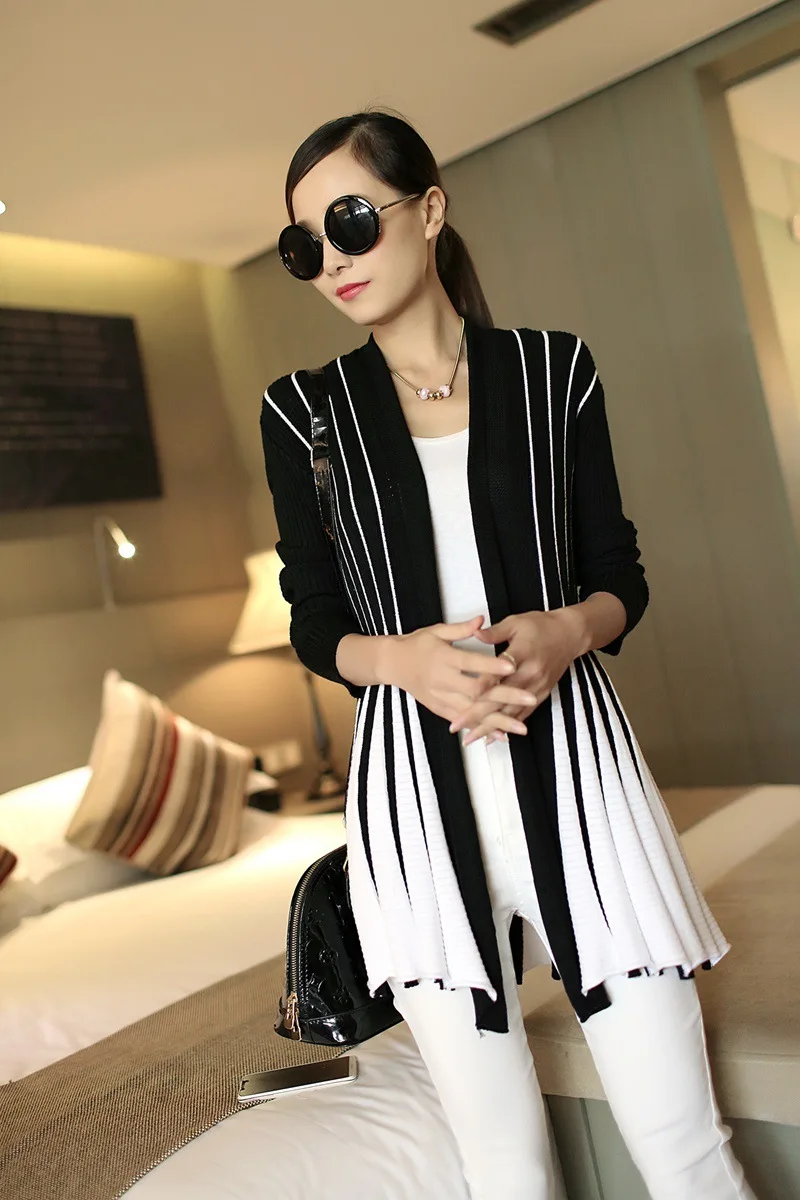 naine kannab musta ja valge triibulist kardigani