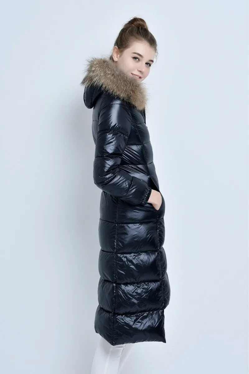 naine kannab musta läikivat talvemantlit karvase kapuutsiga