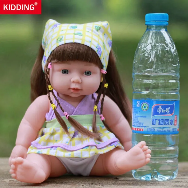 pruunide juustega nukk istub õues, seljas värviline kleit ja peas rätik, kõrval plastpudel