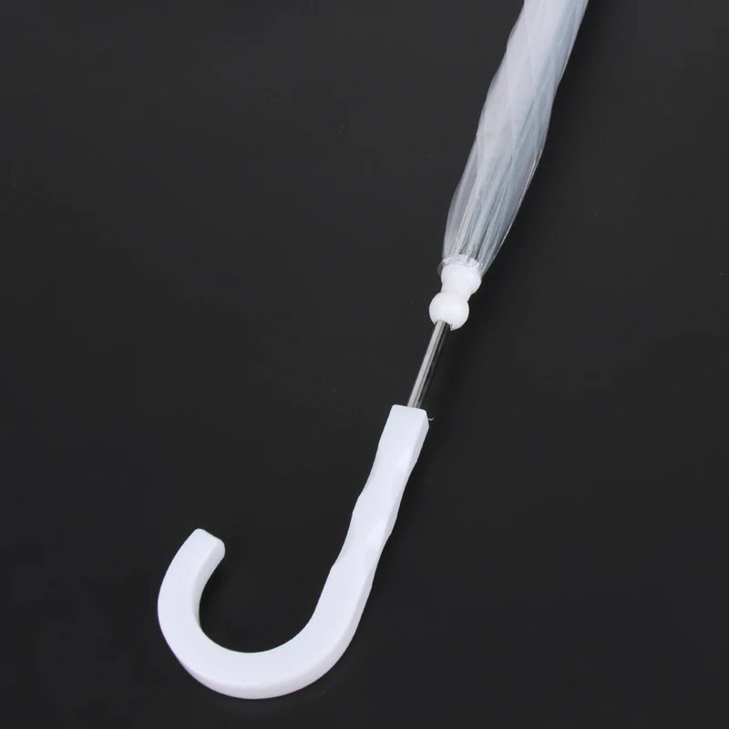 valge käepidemega läbipaistev vihmavari mustal taustal