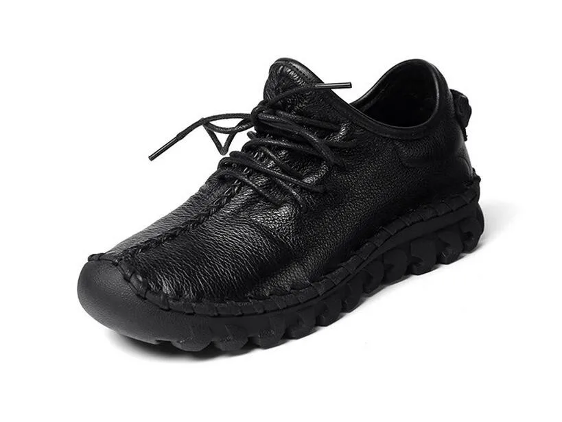 Mustast või punasest ehtsast nahast tossud | kujundav pilt e-kaubamaja pildikogust