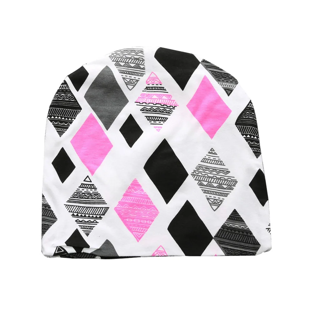 valge beebimüts mustade ja roosade rombimustritega