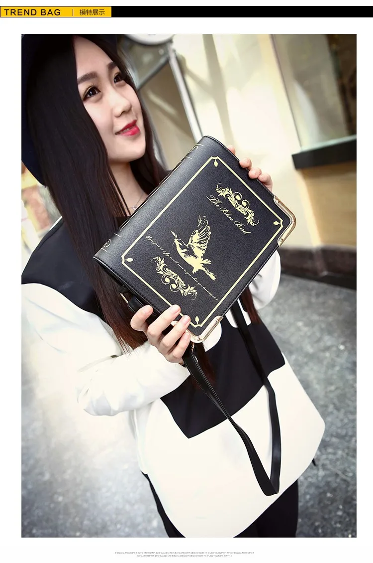 naine hoiab musta gooti stiilis raamatu kujundusega õlakotti