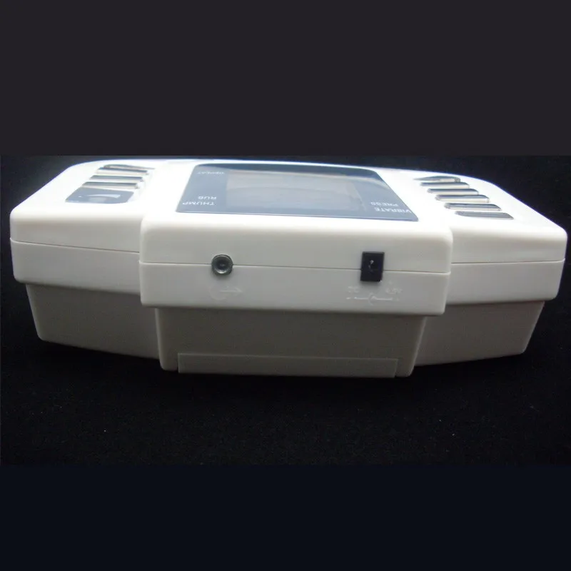 valge plastist elektriline keha masseerija mustal taustal