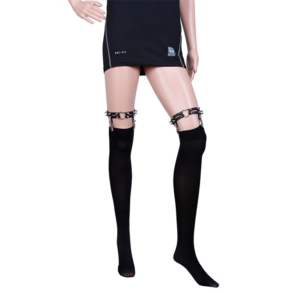 mustad sukahoidjad metallist detailidega mannekeenil