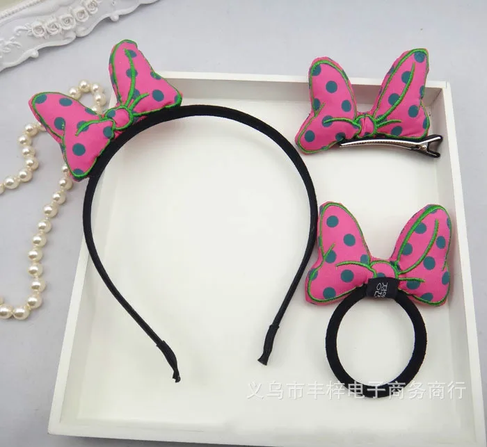 roosa täpiline peavõru, juuksekumm ja juukselõks lipsudega