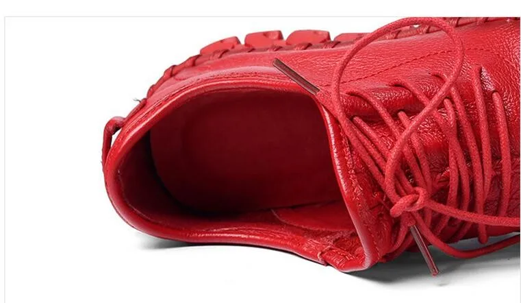 Mustast või punasest ehtsast nahast tossud | kujundav pilt e-kaubamaja pildikogust