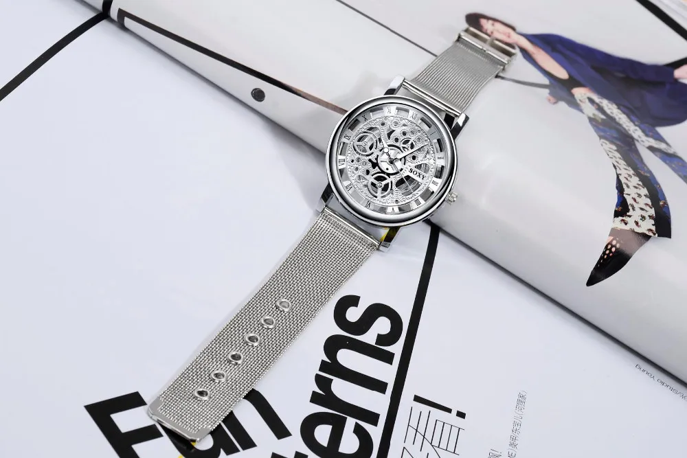 hõbedane naiste käekell metallist rihmaga ja avatud mehhanismiga