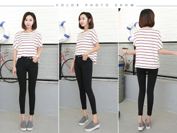 naine kannab musti kitsaid teksaseid ja triibulist t-särki