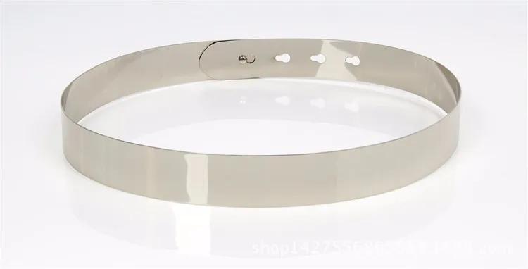 läikiv metallist pihavöö hõbedases toonis