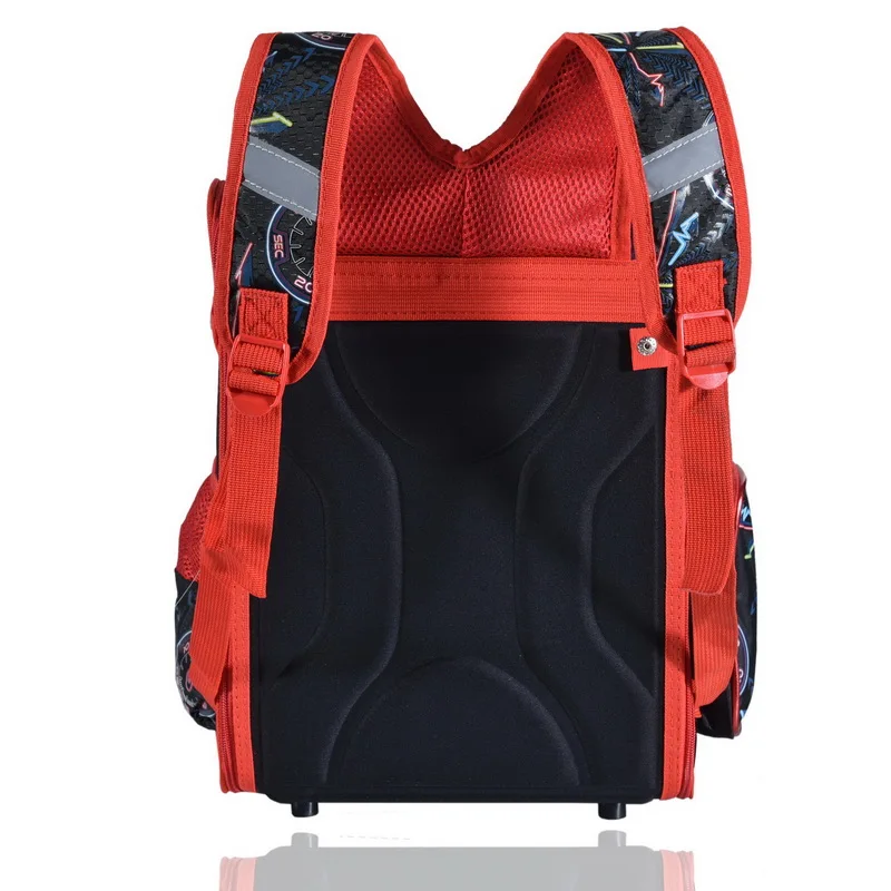 punane koolikott musta seljaosaga ja värviliste rihmadega