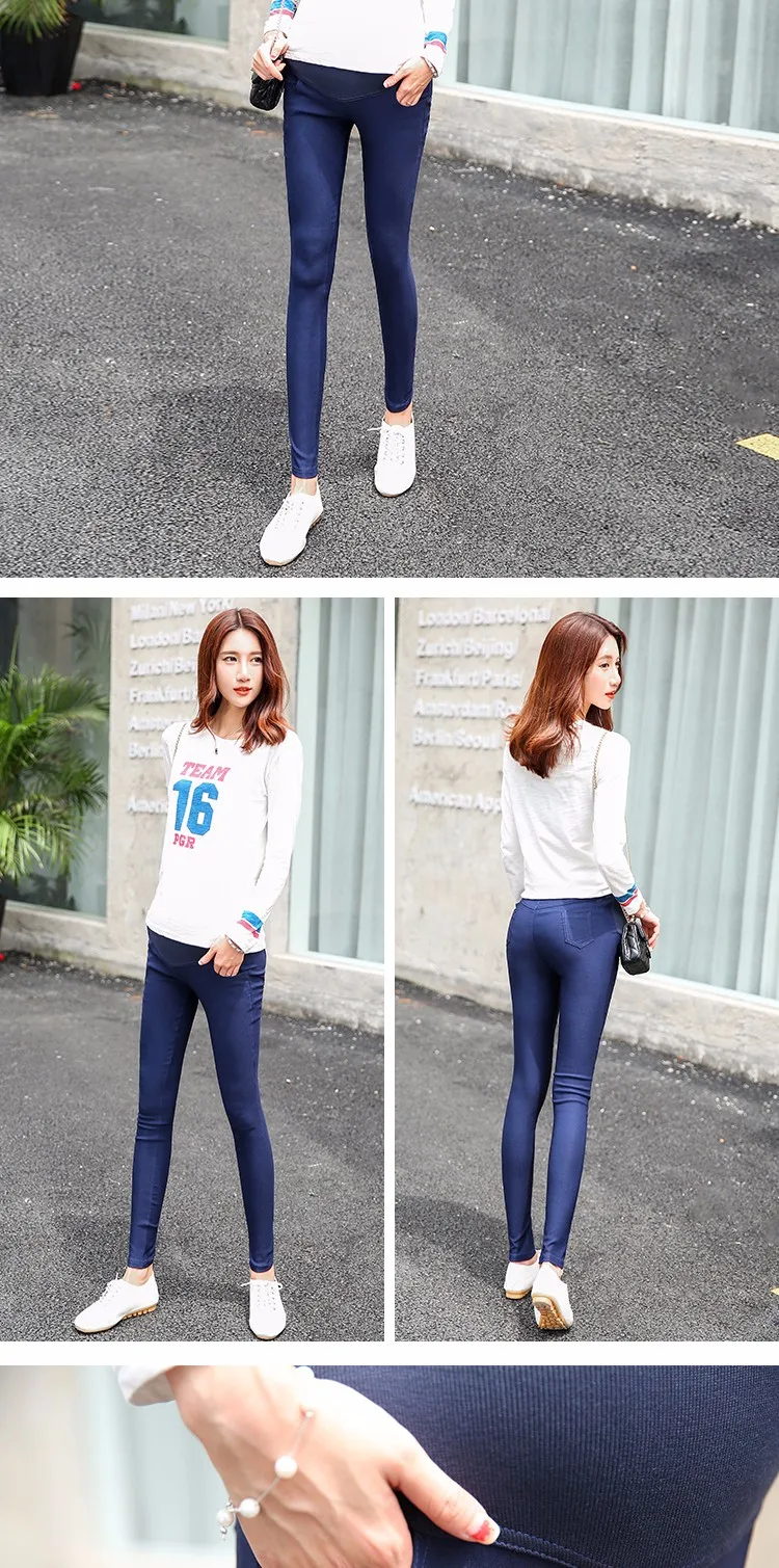 naine kannab siniseid rasedate pükse ja valget särki, seisab õues