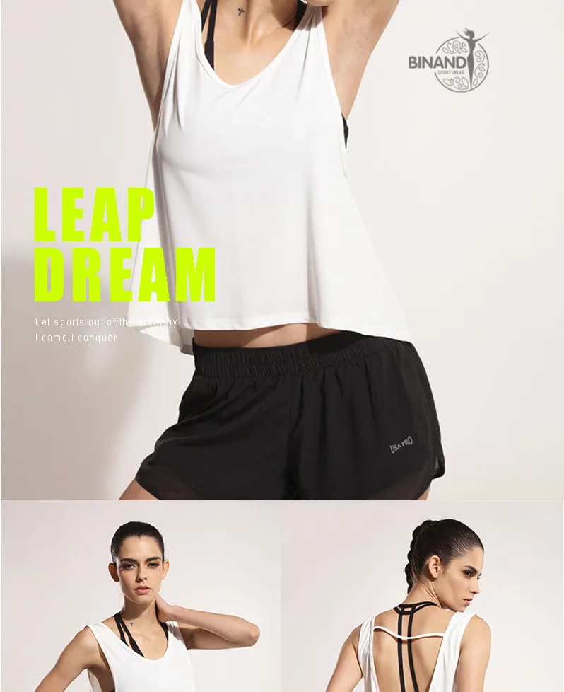 naine kannab valget avarat spordisärki ja musti lühikesi pükse