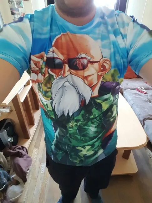 mees kannab särki, millel on anime tegelase pilt