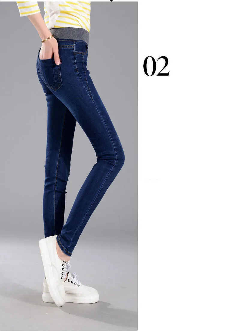 naine kannab siniseid stretš teksaseid ja valgeid tosse