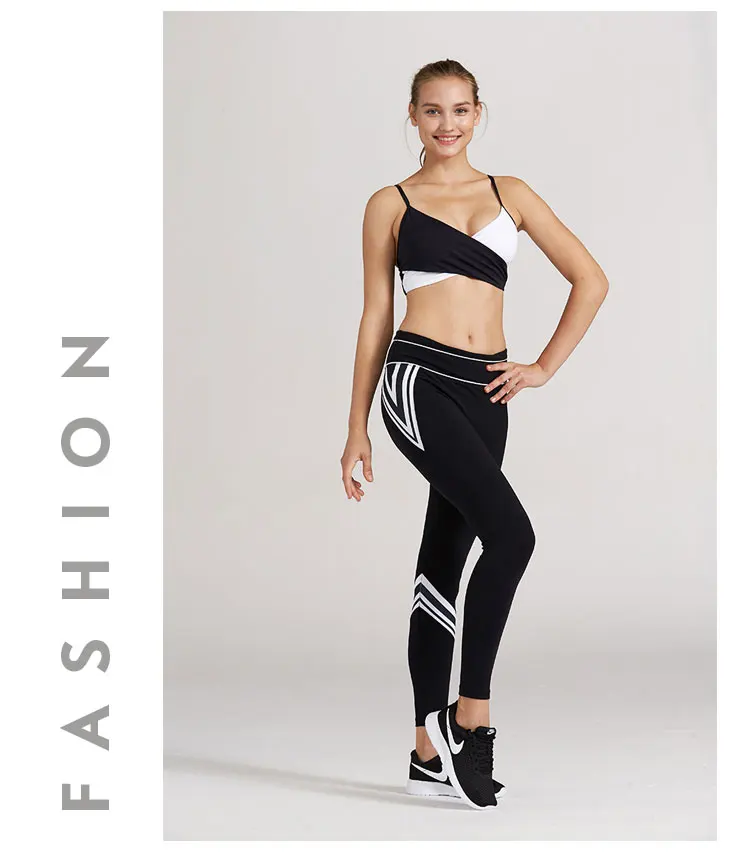 naine kannab must-valget push up spordirinnahoidjat ja musti retuuse