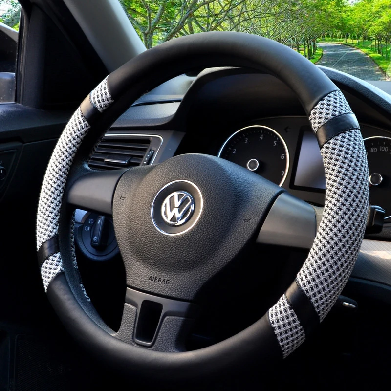 must ja valge mustriga roolikate autosalongis