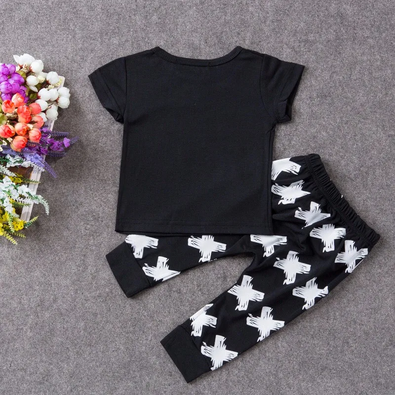 Komplekt T-särgist ja pükstest | kujundav pilt e-kaubamaja pildikogust