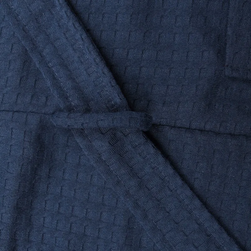 tumesinine vahveltrükiga hommikumantli detail