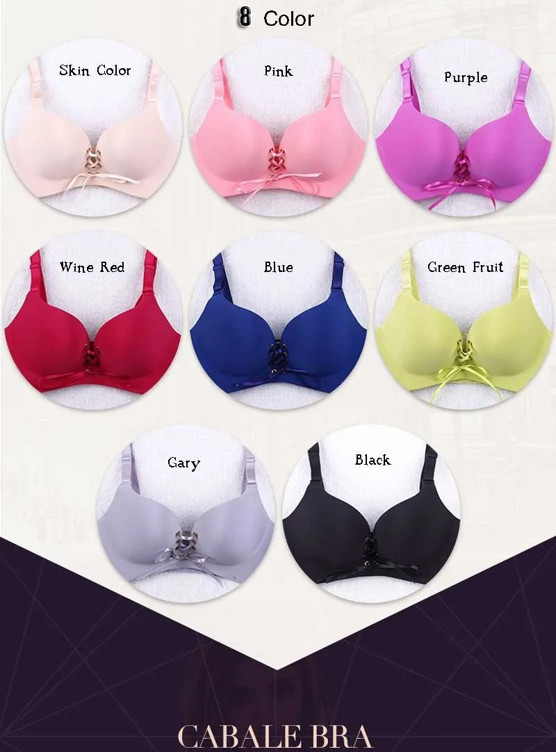 kaheksa erinevat värvi õmblusteta push-up rinnahoidjat mannekeenil