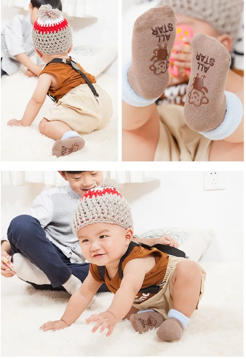 beebi kannab pruune sokke ja heledat mütsi, taustal istub vanem laps