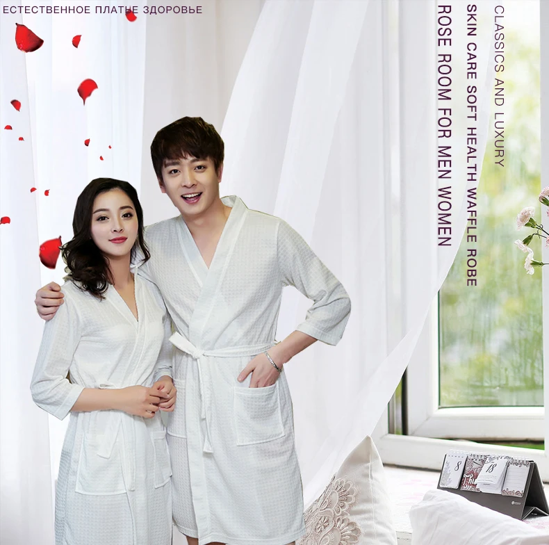 mees ja naine valgetes vahveltrükiga hommikumantlites