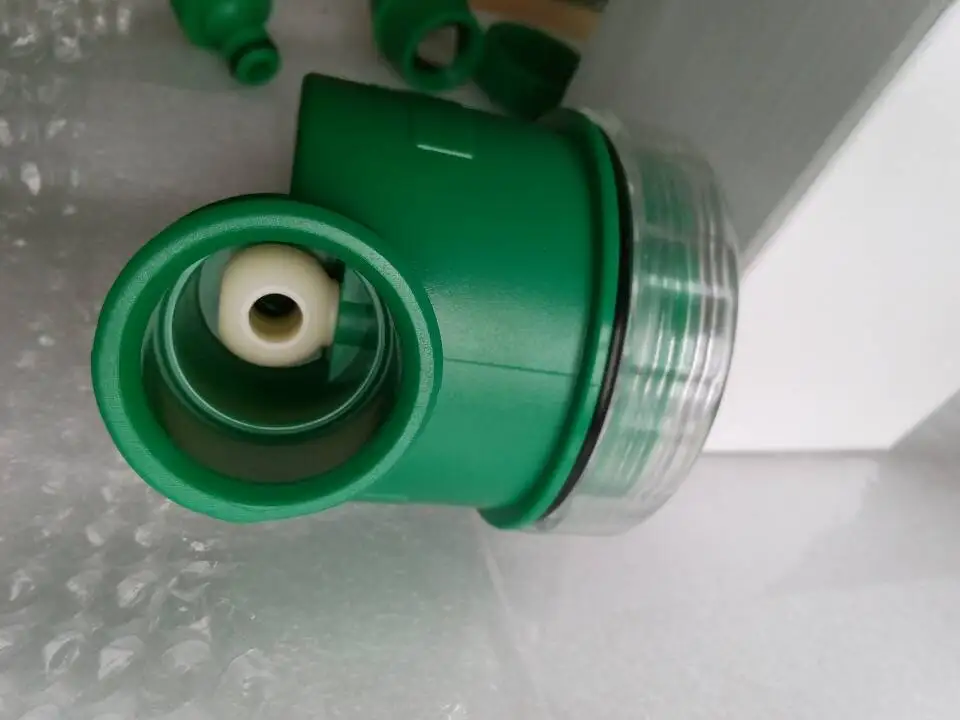 roheline plastist vihmuti osa valgel taustal