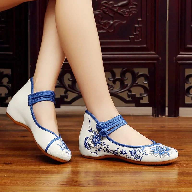 Top Trends: Spring Autumn Old Beijing Embroidered Shoes Women Retro Ethnic Hanfu Chinese Style Cloth Shoes Square Dance Lona Elegant Woman Shoppable Styles