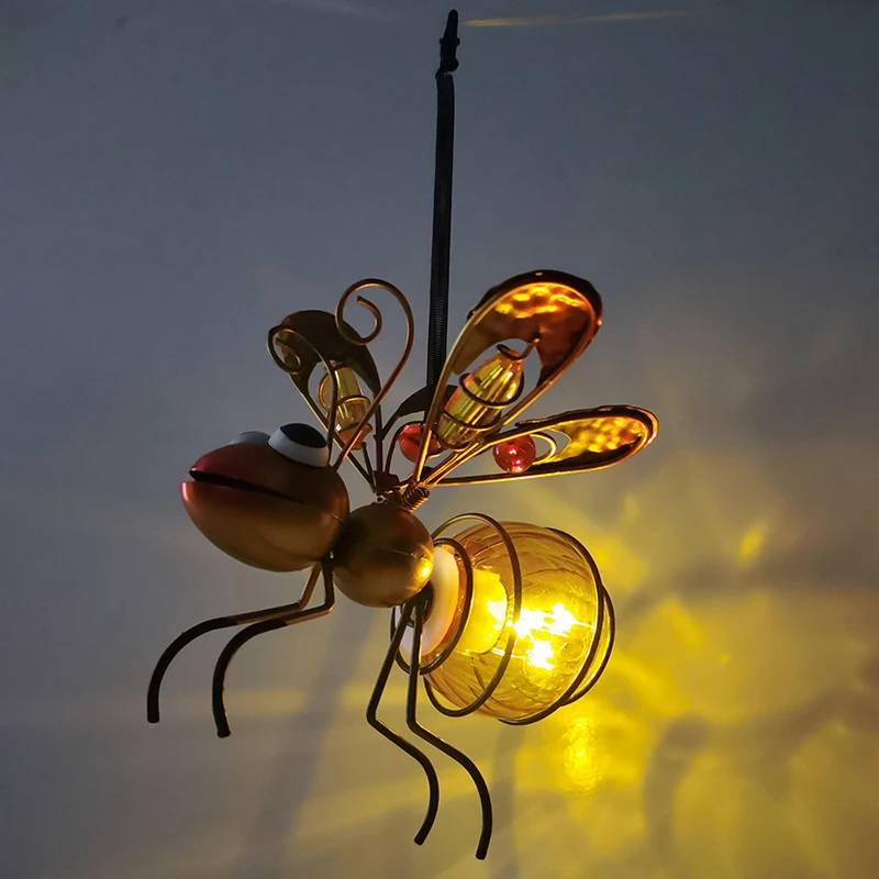 Title 13, Solar-Eisen-Insektenstatue mit LED-Lichterkette...