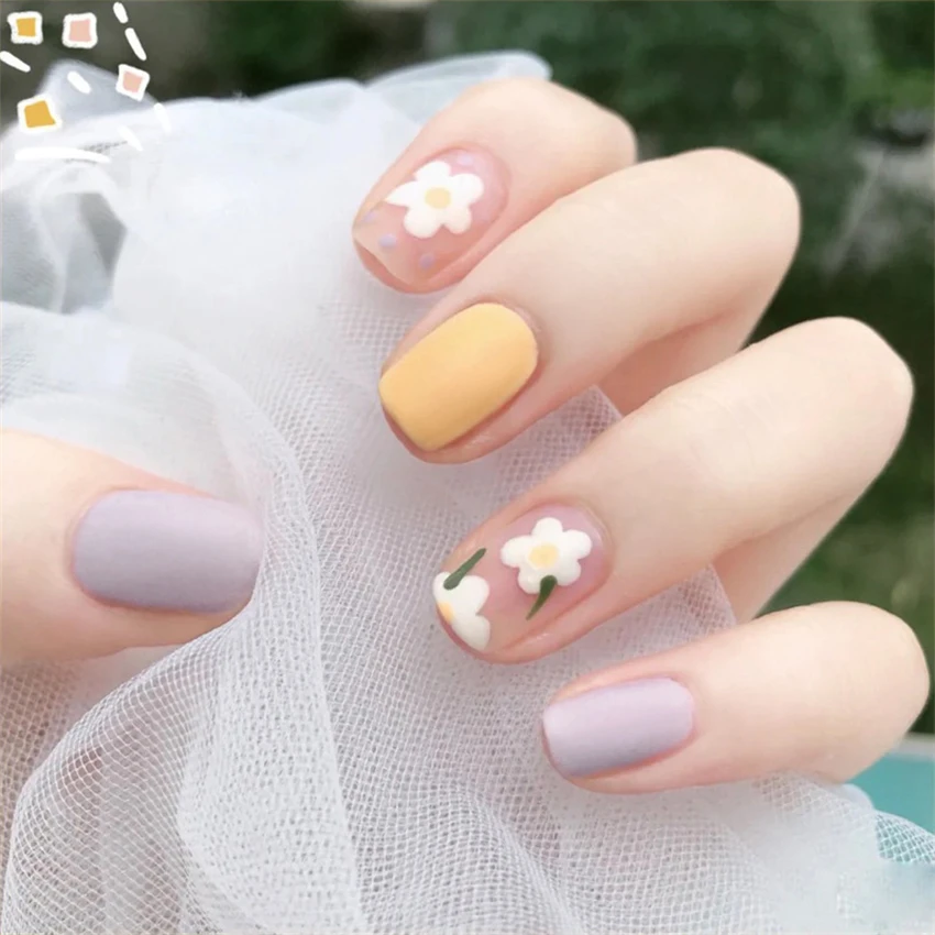 Top Trends: 24Pcs / Lot White Small Flower Short Fake Nail Cute Fresh Girls Full Cover Acrylic Press On Nails Removable Wearing Fake Nails Art Shoppable Styles