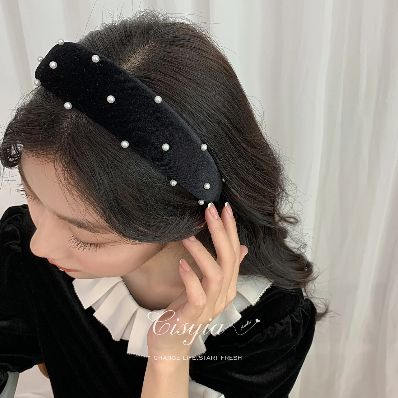 Top Trends: Black Velvet Pearl Headband Female High Skull Top Retro Headhoop Showing Face Small Wide-brimmed Elegant Pressed Hair Headdress Shoppable Styles - Image 3