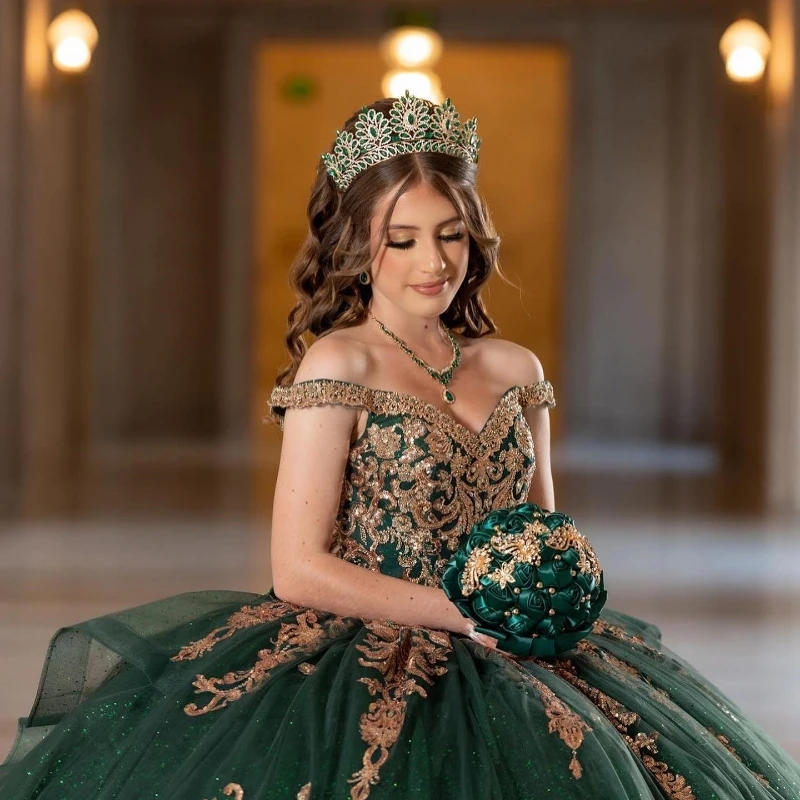 Top Trends: Emerald Green Quinceanera Dresses For 16 Girl V-Neck Off The Shoulder Gold Appliques Beads Princess Ball Gowns Birthday Prom Shoppable Styles