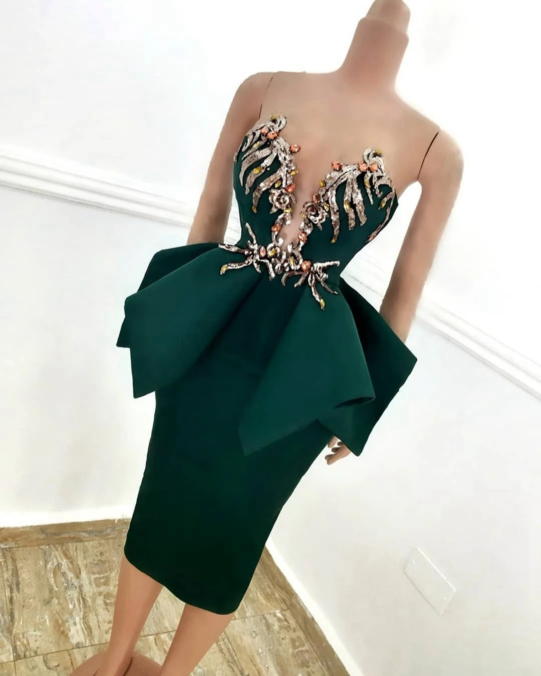 Top Trends: Sexy Hunter Greeen Party Dresses Backless Strapless V Neck Sequins Crystals Beaded Puffy Trumpet Cocktail Dress Knee Length Shoppable Styles